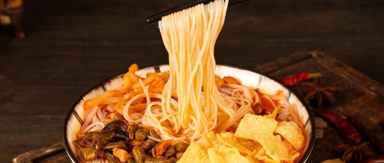 【方便食品】粉类小吃奔赴千亿市场！食族人、满小饱、好欢螺等“嗦”出地域新潮味！